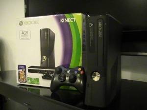 یک دستگاه xbox 360 مدل slim 4gb