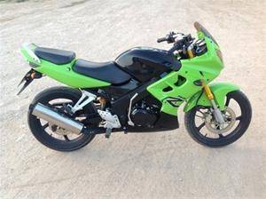 موتور ریس طرح هوندا CBR 150 سبز رنگ