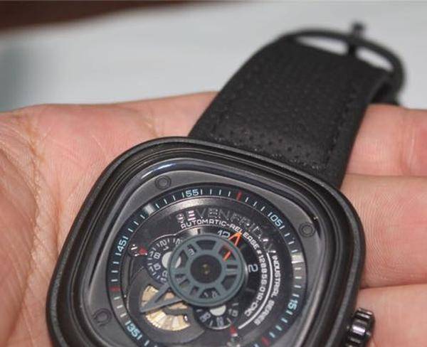 ساعت سون فرایدى SevenFriday