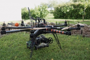 پرنده ی عمود پرواز octocopter