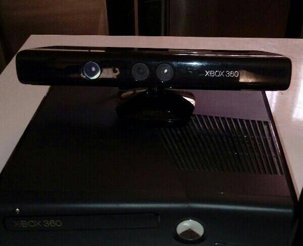 XBOX 360 250 GB & KINICT